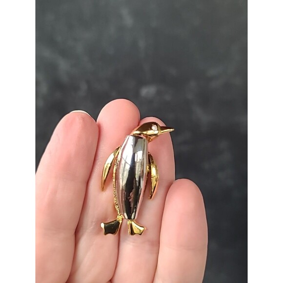 Penguin Two Toned Metal Rhinestone Eye Brooch Vintage Costume Jewelry - Picture 2 of 10